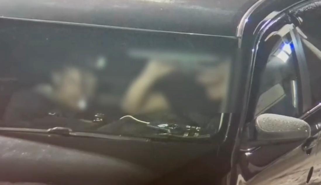 Момент распития алкоголя за рулём попал на видео в Уральске